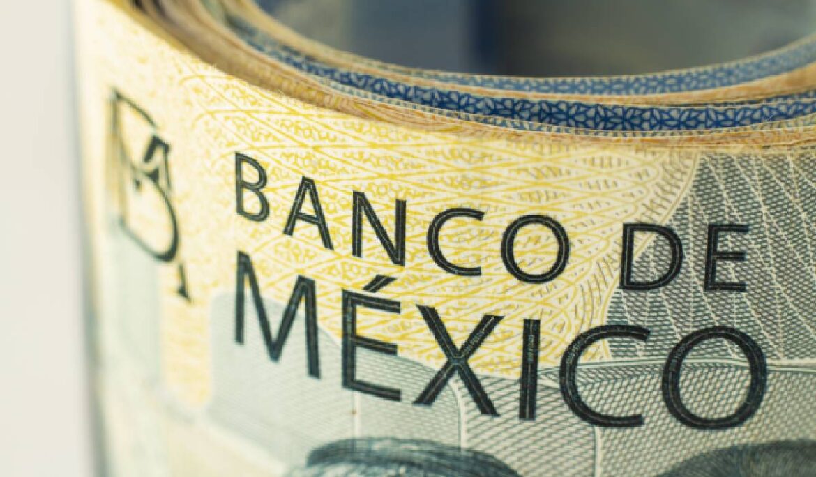 El peso mexicano registra una leve caída