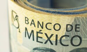 El peso mexicano registra una leve caída