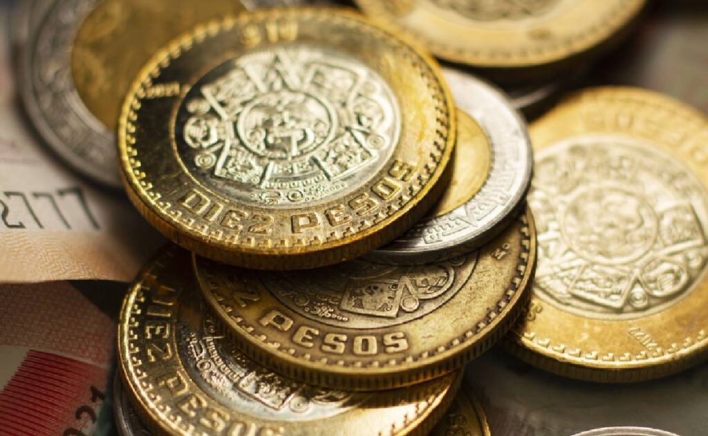 Peso mexicano, al alza pese a renuncia de Joe Biden
