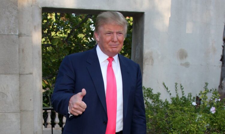 donald trump sonrisa dedo